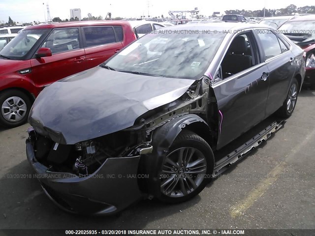 4T1BF1FK9GU192555 - 2016 TOYOTA CAMRY LE/XLE/SE/XSE GRAY photo 2