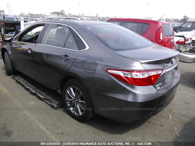 4T1BF1FK9GU192555 - 2016 TOYOTA CAMRY LE/XLE/SE/XSE GRAY photo 3