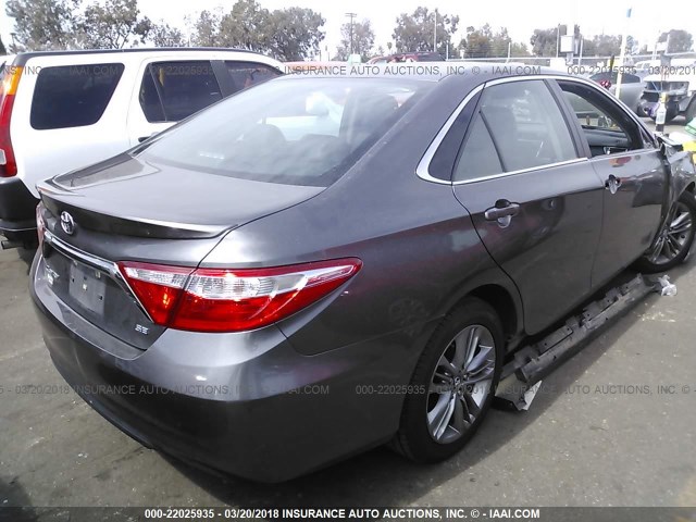 4T1BF1FK9GU192555 - 2016 TOYOTA CAMRY LE/XLE/SE/XSE GRAY photo 4