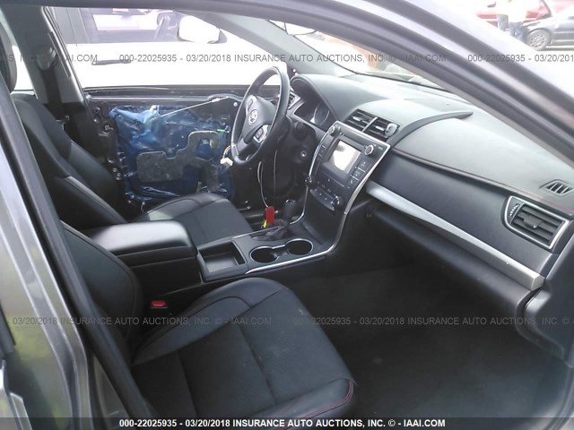4T1BF1FK9GU192555 - 2016 TOYOTA CAMRY LE/XLE/SE/XSE GRAY photo 5