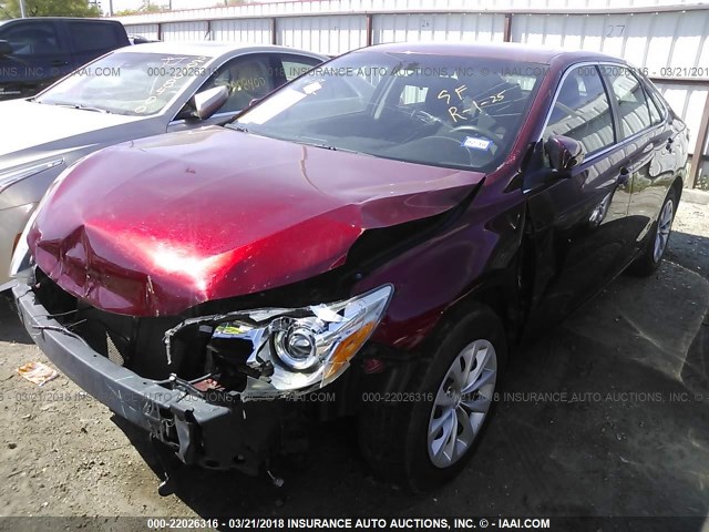 4T1BF1FK5FU929717 - 2015 TOYOTA CAMRY LE/XLE/SE/XSE წითელი ფოტო 2
