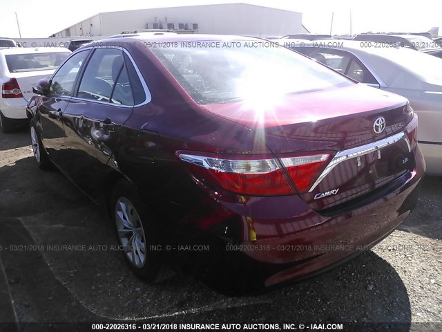 4T1BF1FK5FU929717 - 2015 TOYOTA CAMRY LE/XLE/SE/XSE RED photo 3