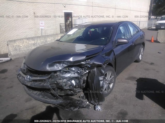 4T1BF1FKXFU926599 - 2015 TOYOTA CAMRY LE/XLE/SE/XSE Grau Foto 2