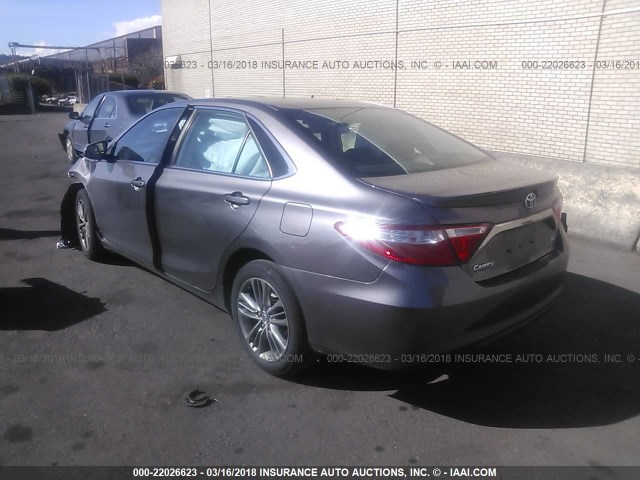 4T1BF1FKXFU926599 - 2015 TOYOTA CAMRY LE/XLE/SE/XSE Grau Foto 3
