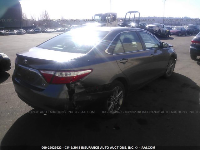 4T1BF1FKXFU926599 - 2015 TOYOTA CAMRY LE/XLE/SE/XSE Grau Foto 4