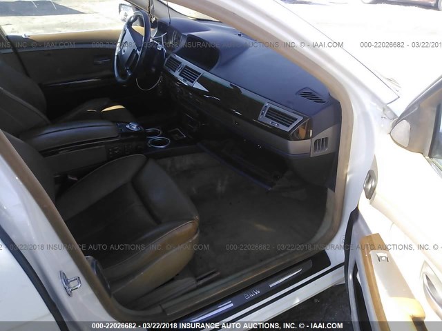 WBAGN63574DS55170 - 2004 BMW 745 LI Weiß Foto 5
