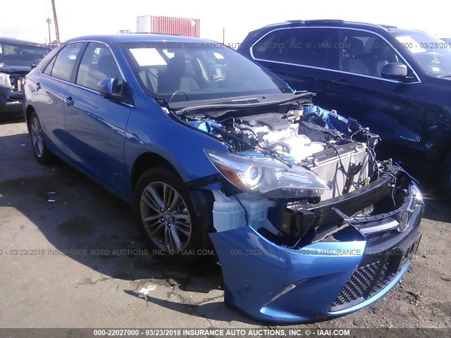 4T1BF1FK1HU702687 - 2017 TOYOTA CAMRY LE/XLE/SE/XSE Blau Foto 1