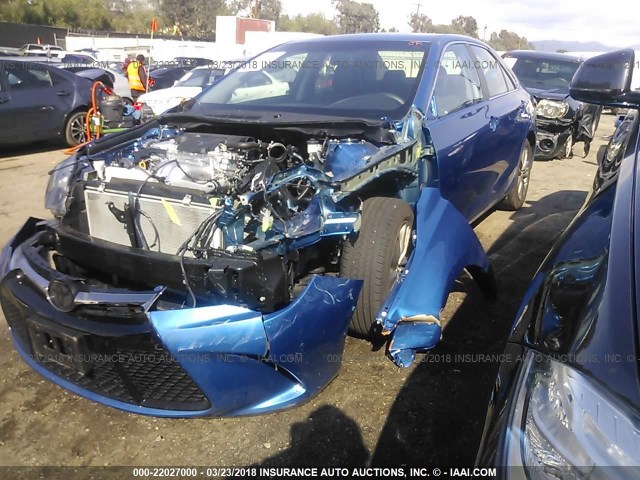 4T1BF1FK1HU702687 - 2017 TOYOTA CAMRY LE/XLE/SE/XSE Blau Foto 2