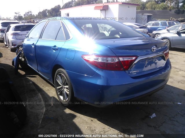 4T1BF1FK1HU702687 - 2017 TOYOTA CAMRY LE/XLE/SE/XSE BLUE photo 3