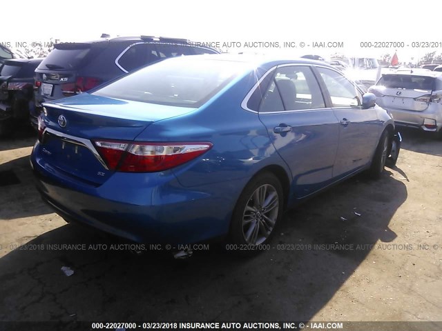 4T1BF1FK1HU702687 - 2017 TOYOTA CAMRY LE/XLE/SE/XSE BLUE photo 4