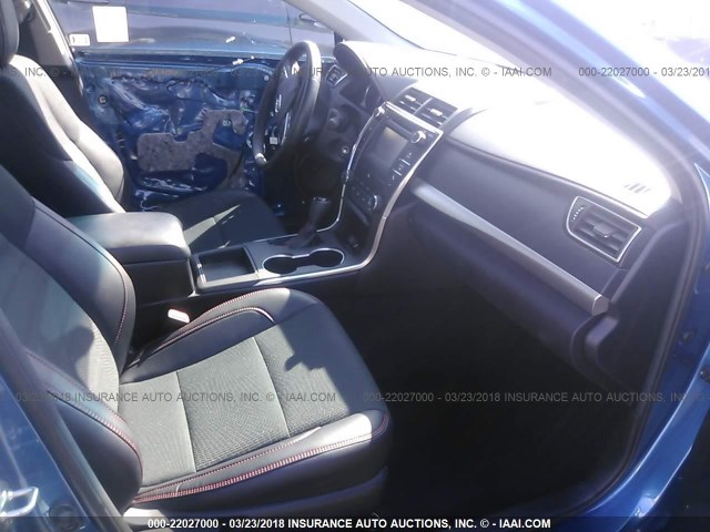 4T1BF1FK1HU702687 - 2017 TOYOTA CAMRY LE/XLE/SE/XSE Blau Foto 5