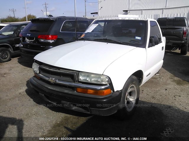 1GCCS145528236392 - 2002 CHEVROLET S TRUCK S10 WHITE photo 2