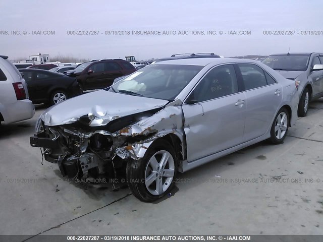 4T1BF1FK2EU450248 - 2014 TOYOTA CAMRY L/SE/LE/XLE 银色 照片 2