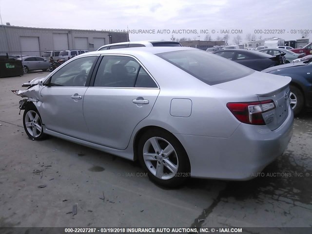 4T1BF1FK2EU450248 - 2014 TOYOTA CAMRY L/SE/LE/XLE 银色 照片 3