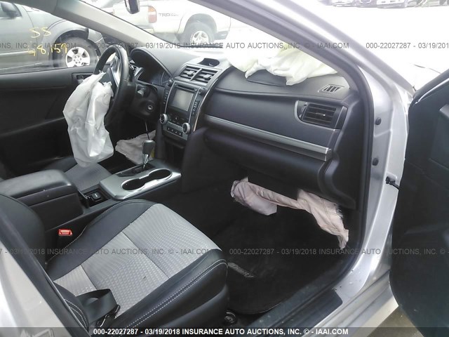 4T1BF1FK2EU450248 - 2014 TOYOTA CAMRY L/SE/LE/XLE 银色 照片 5