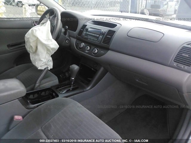 4T1BF32K35U102203 - 2005 TOYOTA CAMRY LE/XLE/SE SILVER photo 5