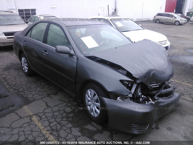 4T1BE30K95U584021 - 2005 TOYOTA CAMRY LE/XLE/SE GRAY photo 1