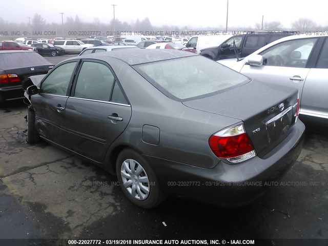 4T1BE30K95U584021 - 2005 TOYOTA CAMRY LE/XLE/SE GRAY photo 3