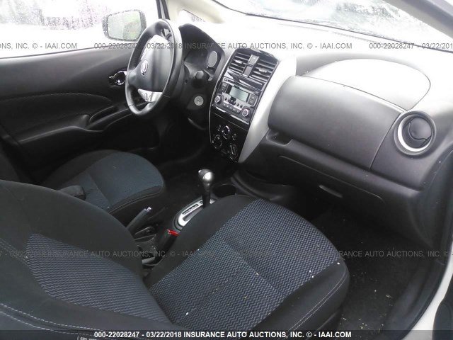 3N1CE2CP6FL405250 - 2015 NISSAN VERSA NOTE S/S PLUS/SV/SL/SR WHITE photo 5