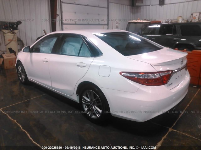 4T1BF1FK9GU185315 - 2016 TOYOTA CAMRY LE/XLE/SE/XSE WHITE photo 3
