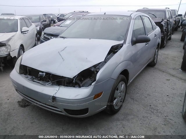 1FAHP34N37W239867 - 2007 FORD FOCUS ZX4/S/SE/SES 银色 照片 2