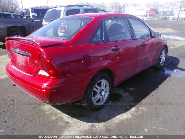 1FAHP3435YW367351 - 2000 FORD FOCUS SE/SE SPORT RED photo 4