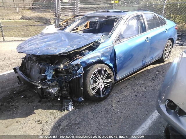 4T1BF1FK2GU559490 - 2016 TOYOTA CAMRY LE/XLE/SE/XSE BLUE photo 2