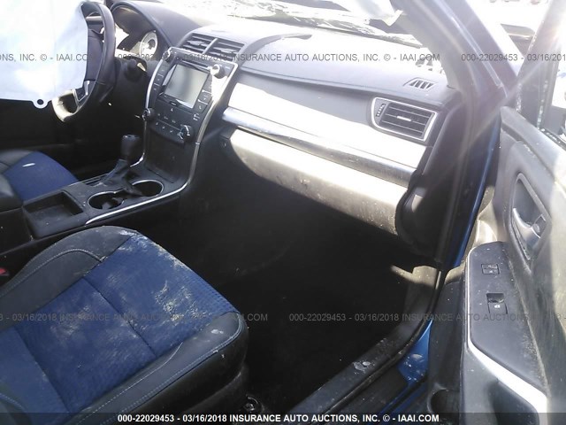 4T1BF1FK2GU559490 - 2016 TOYOTA CAMRY LE/XLE/SE/XSE BLUE photo 5