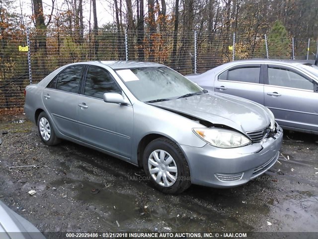 4T1BE32K45U598602 - 2005 TOYOTA CAMRY LE/XLE/SE SILVER photo 1