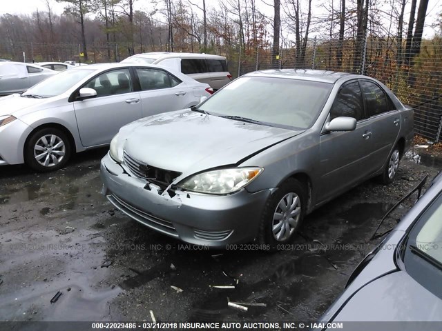 4T1BE32K45U598602 - 2005 TOYOTA CAMRY LE/XLE/SE SILVER photo 2