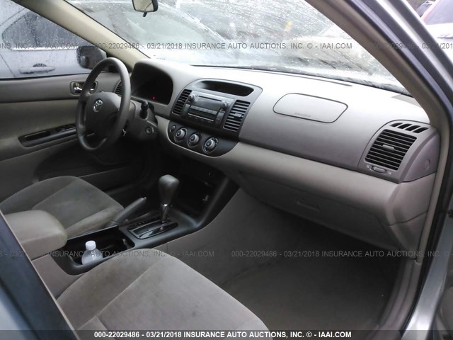 4T1BE32K45U598602 - 2005 TOYOTA CAMRY LE/XLE/SE SILVER photo 5