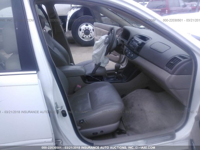 4T1BE32K65U617456 - 2005 TOYOTA CAMRY LE/XLE/SE თეთრი ფოტო 5