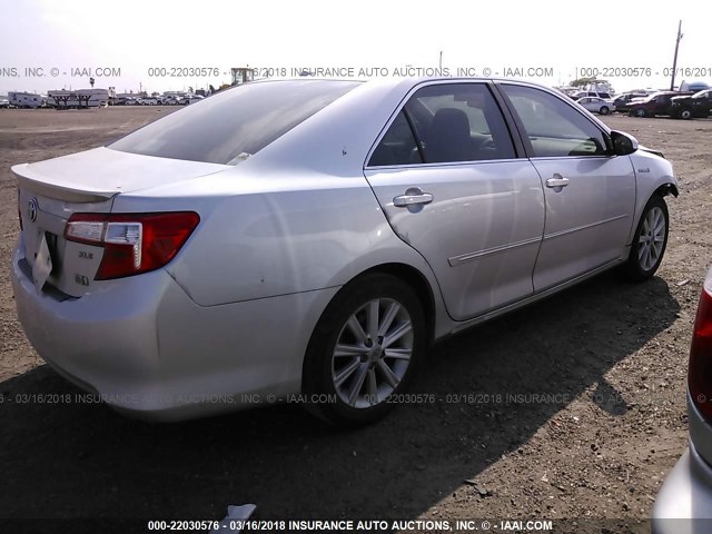 4T1BD1FKXCU060145 - 2012 TOYOTA CAMRY HYBRID/LE/XLE SILVER photo 4