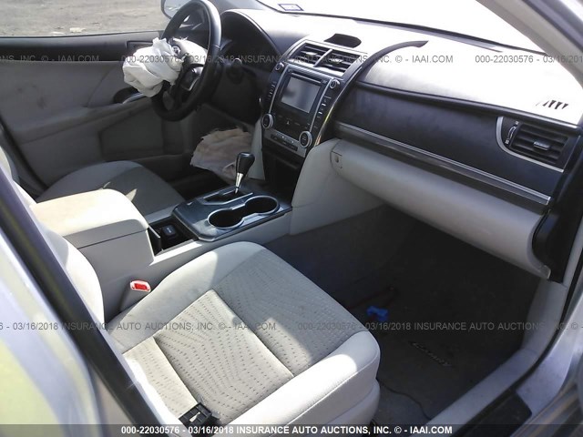 4T1BD1FKXCU060145 - 2012 TOYOTA CAMRY HYBRID/LE/XLE 银色 照片 5