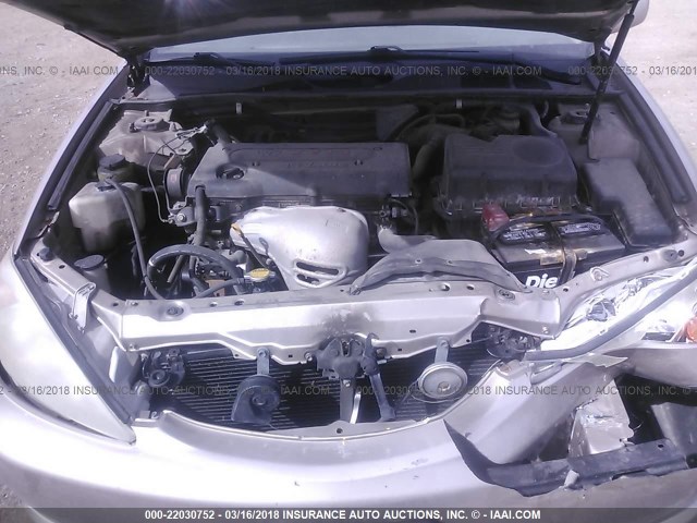 4T1BE32K82U024032 - 2002 TOYOTA CAMRY LE/XLE/SE ოქროსფერი ფოტო 10