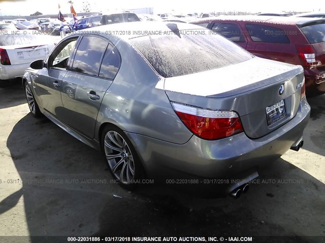 WBSNB93548CX10470 - 2008 BMW M5 GRAY photo 3