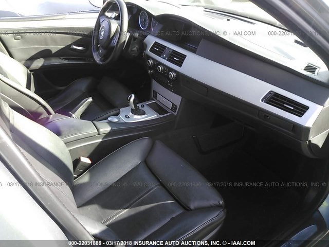 WBSNB93548CX10470 - 2008 BMW M5 GRAY photo 5