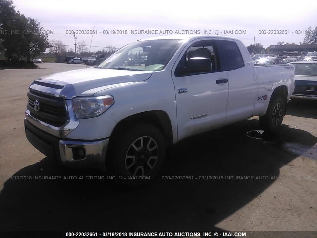 5TFUY5F14EX359454 - 2014 TOYOTA TUNDRA DOUBLE CAB SR/SR5 WHITE photo 2