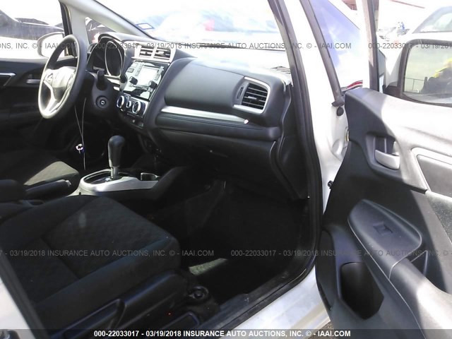 3HGGK5H50FM775931 - 2015 HONDA FIT LX WHITE photo 5