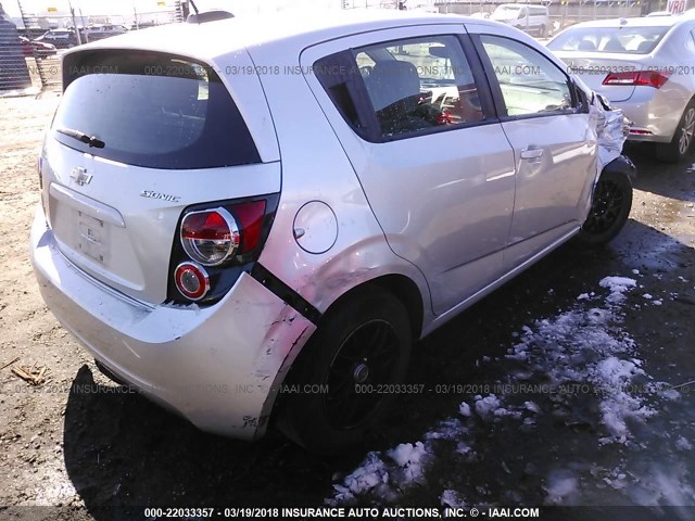 1G1JA6SH3F4161248 - 2015 CHEVROLET SONIC LS 银色 照片 4