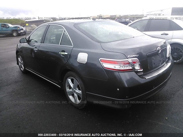 4T1BF3EK4BU621879 - 2011 TOYOTA CAMRY SE/LE/XLE GRAY photo 3