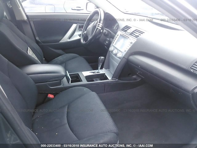 4T1BF3EK4BU621879 - 2011 TOYOTA CAMRY SE/LE/XLE GRAY photo 5