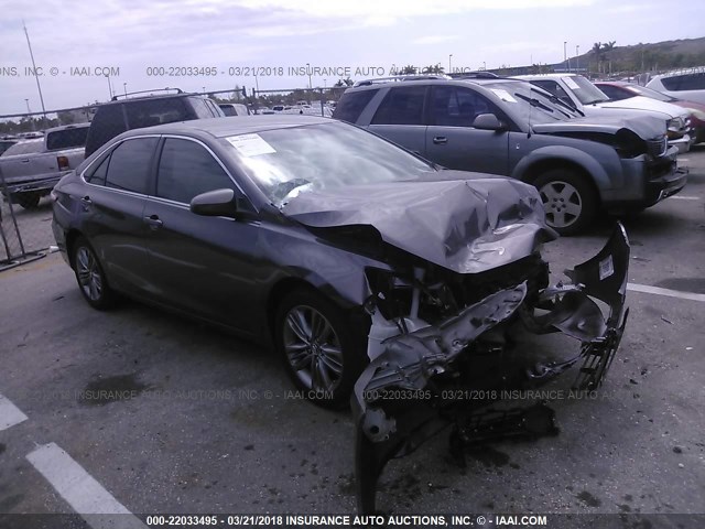 4T1BF1FK8FU020581 - 2015 TOYOTA CAMRY LE/XLE/SE/XSE ნაცრისფერი ფოტო 1