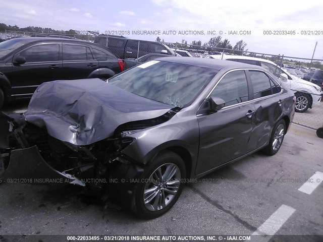 4T1BF1FK8FU020581 - 2015 TOYOTA CAMRY LE/XLE/SE/XSE GRAY photo 2