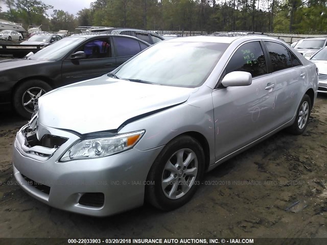 4T4BF3EK4BR211783 - 2011 TOYOTA CAMRY SE/LE/XLE SILVER photo 2