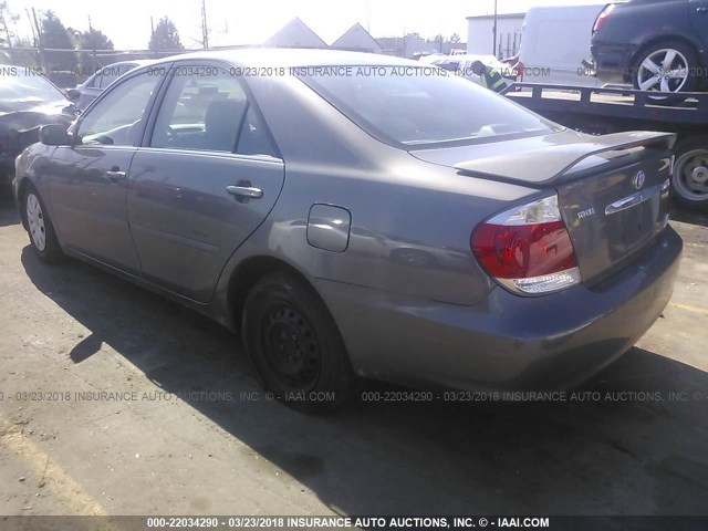 4T1BE30K85U523582 - 2005 TOYOTA CAMRY LE/XLE/SE GRAY photo 3