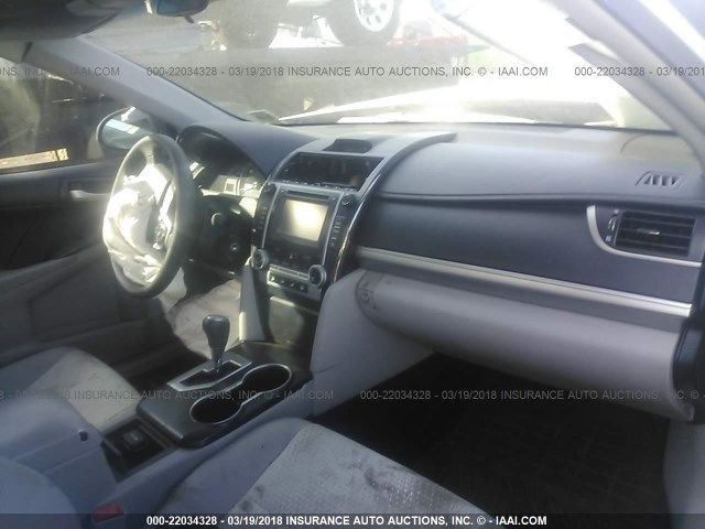 4T1BF1FK2EU450556 - 2014 TOYOTA CAMRY L/SE/LE/XLE 银色 照片 5