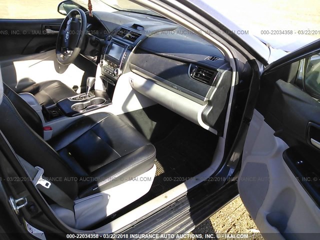 4T4BF1FK8ER444069 - 2014 TOYOTA CAMRY L/SE/LE/XLE 灰色 照片 5
