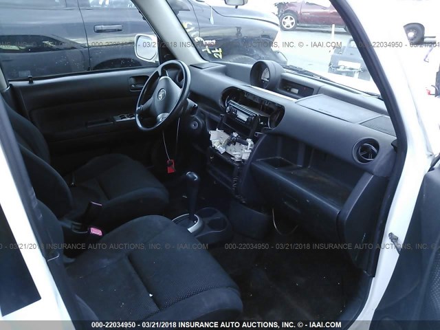 JTLKT324240167956 - 2004 TOYOTA SCION XB WHITE photo 5