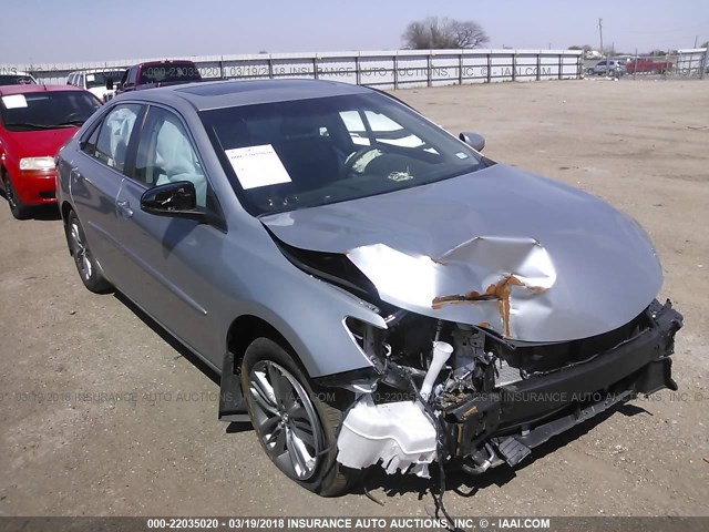 4T1BF1FK0HU363680 - 2017 TOYOTA CAMRY LE/XLE/SE/XSE ვერცხლისფერი ფოტო 1